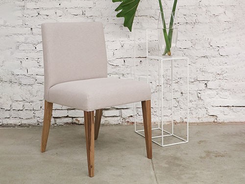 Silla New Classic. Madera petiribí, tapizada en panamá lino con funda