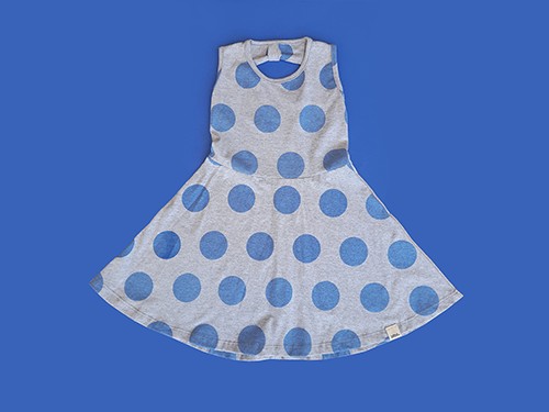 Vestido gris estampado lunares celeste de Jersey 100 % algodón.