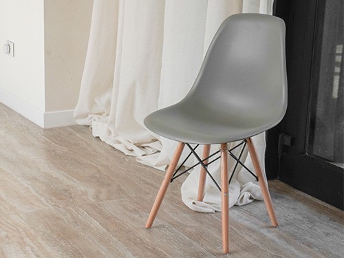 JUEGO DE 4 SILLAS DE DISEÑO EAMES GRIS
