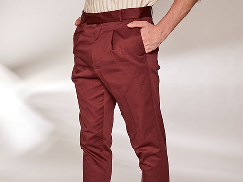 Pantalón Marlon de gabardina. Con pinzas y calce moderno slim fit.