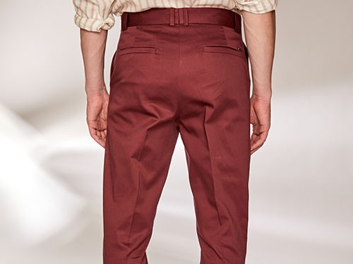 Pantalón Marlon de gabardina. Con pinzas y calce moderno slim fit.