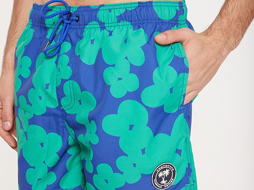 TRAJE DE BAÑO PRINTED FLOR. Con bolsillos y cintura elástica.