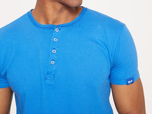 Camiseta Good con manga corta, escote redondo y botones delanteros