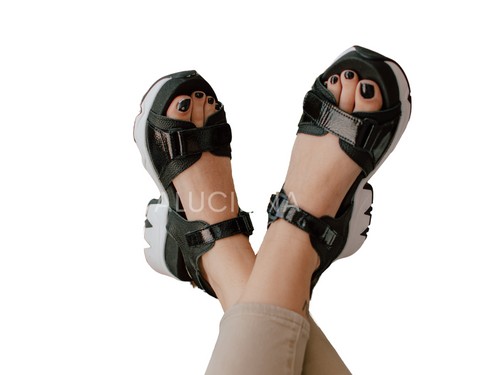 Sandalia deportiva color negro de cuero marca Pia Vitelli