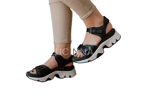 Sandalia deportiva color negro de cuero marca Pia Vitelli