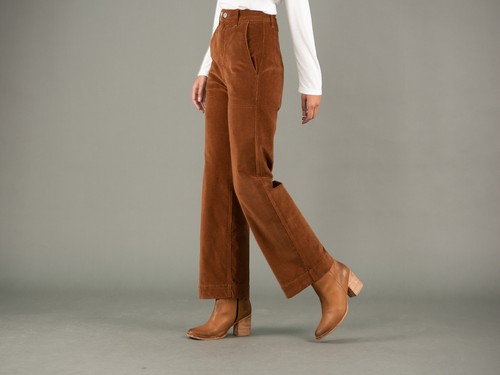 Pantalon de corderoy liviano de 21 bastas La Dolfina