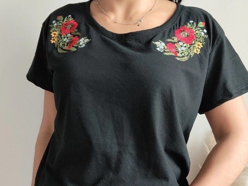 Remera bordada Gardenia