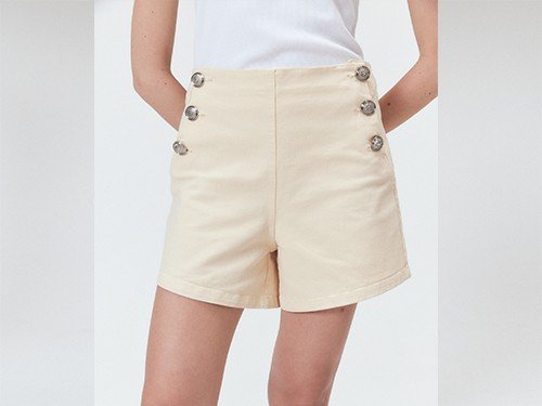 Short marinero en excelente confección en gabardina. Prussia