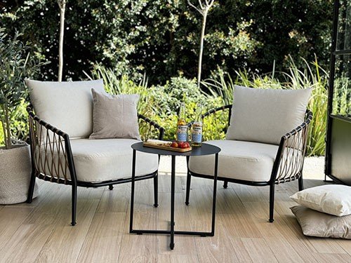 Set de sillones y mesa para exterior con almohadones modelo Milán