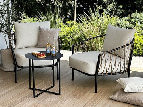 Set de sillones y mesa para exterior con almohadones modelo Milán