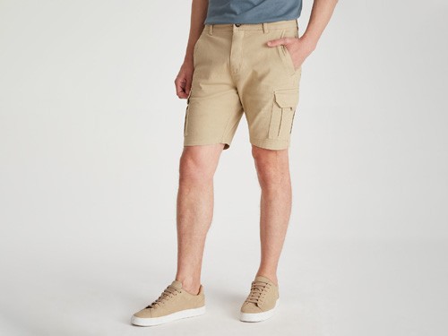 Bermuda cargo de gabardina beige