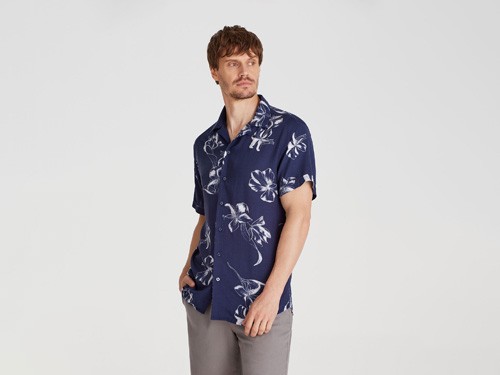 Camisa estampada azul marino