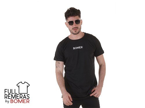 Remera estampada BOMER corte clásico negra