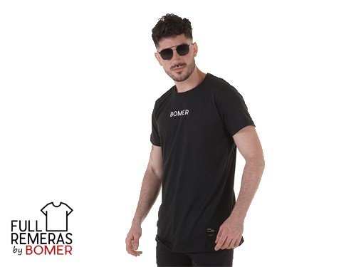 Remera estampada BOMER corte clásico negra