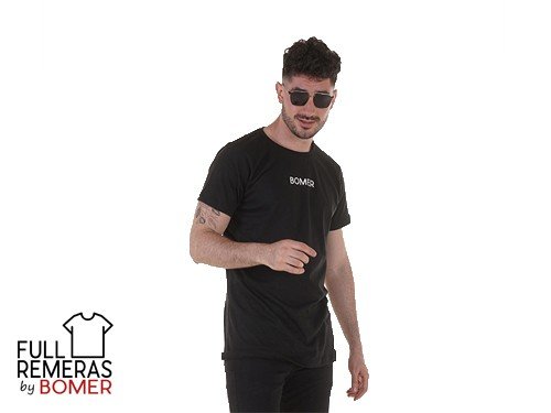 Remera estampada BOMER corte clásico negra