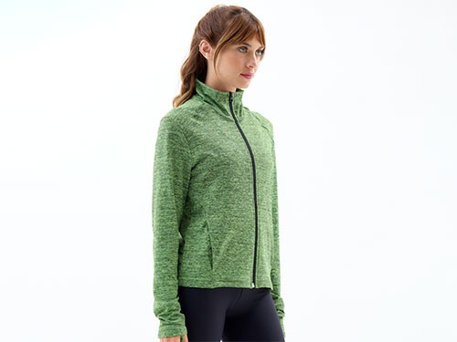 Campera deportiva a la cadera, cuello alto