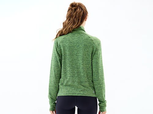 Campera deportiva a la cadera, cuello alto