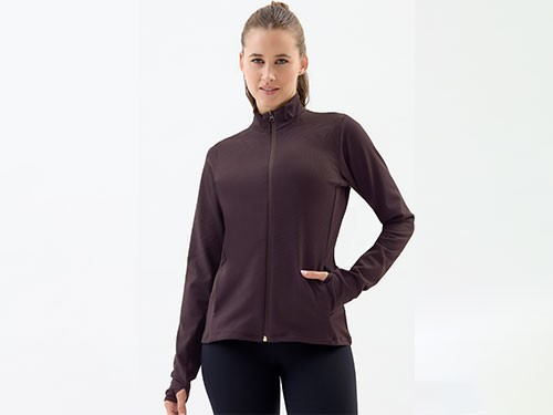 Campera deportiva cuello tipo mao, con bolsillo y dedo guante