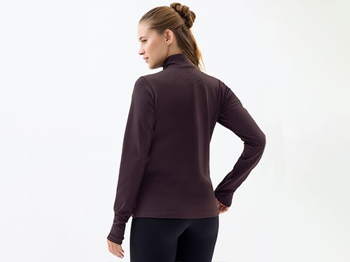 Campera deportiva cuello tipo mao, con bolsillo y dedo guante