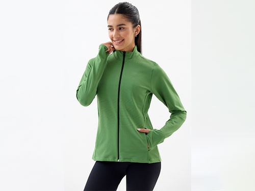 Campera deportiva cuello tipo mao, con bolsillo y dedo guante