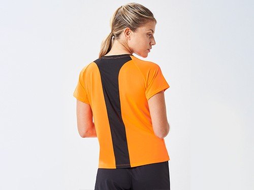 Remera deportiva combinada con detalle en la espalda