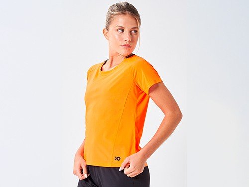 Remera deportiva combinada con detalle en la espalda