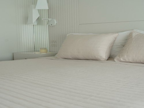 Cubrecama Matelaseado de Verano con fundas 2 plazas manteca