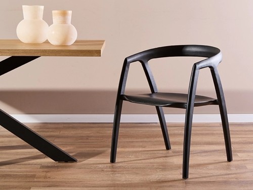 Silla de comedor Malta de madera maciza con apoyabrazos