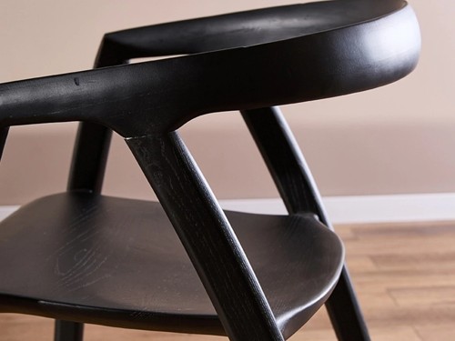 Silla de comedor Malta de madera maciza con apoyabrazos