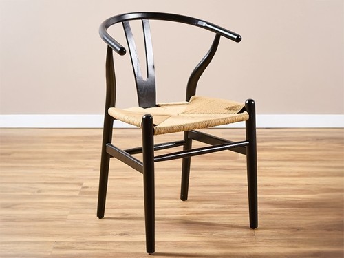 Silla de comedor Wishbone de madera con apoyabrazos y asiento tejido