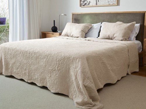 Cubrecama Classic Queen Natural con fundas decorativas