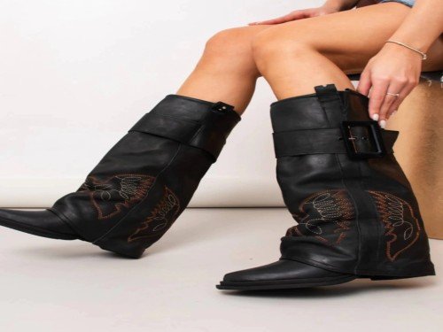 BOTA VOLCADA BORDADA CUERO