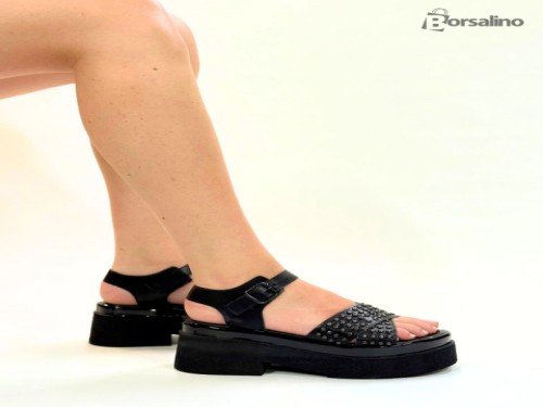 SANDALIA PLATAFORMA TIRAS CRUZADAS TACHAS