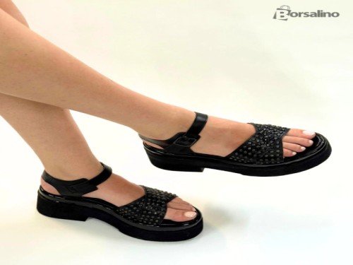 SANDALIA PLATAFORMA TIRAS CRUZADAS TACHAS