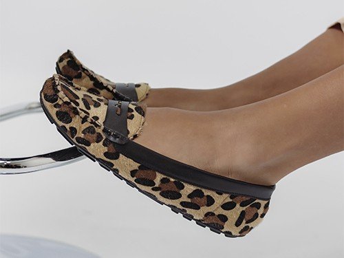 VIZZANO. Mocasin náutico de mujer, animal print, negro, beige.
