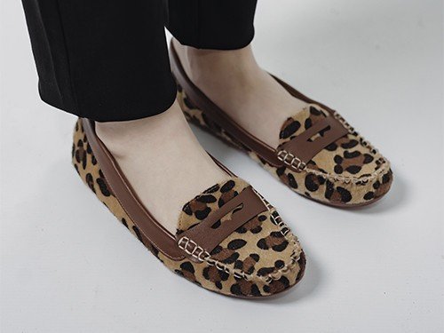 VIZZANO. Mocasin náutico de mujer, animal print, negro, beige.