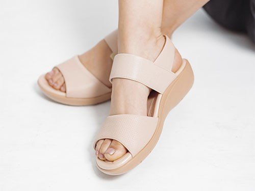 Sandalia baja PICCADILLY, con velcro abrojo, horma ancha.