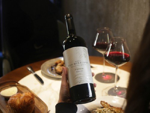 Caja de vino tinto mix Los Helechos