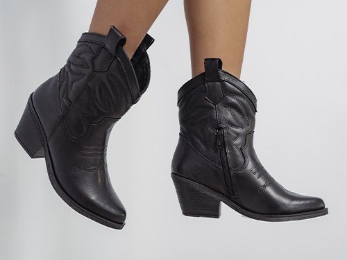 SAVAGE. Texana caña media, bota de cuero.