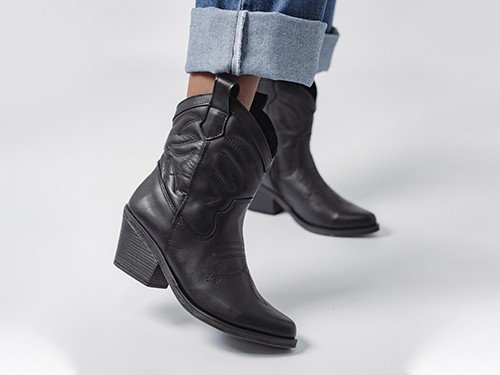 SAVAGE. Texana caña media, bota de cuero.