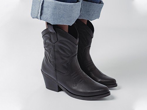 SAVAGE. Texana caña media, bota de cuero.