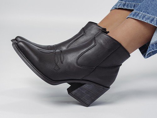 SAVAGE. Texana caña baja, bota corta de cuero.