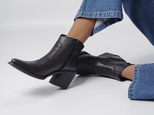 SAVAGE. Texana caña baja, bota corta de cuero.