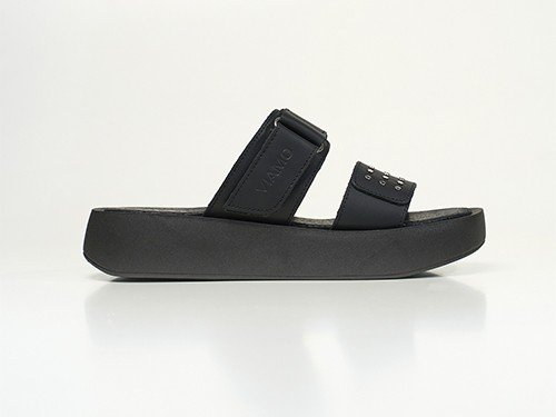 Sandalias de Cuero Negras con Tachas Metálicas. Urbana y Modernas