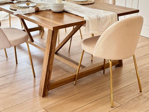 Silla de comedor Budapest tapizada con base metálica resistente