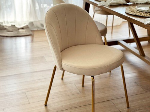 Silla de comedor Budapest tapizada con base metálica resistente