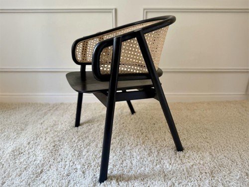 Sillón de comedor Cairo de madera maciza y esterilla con apoyabrazos