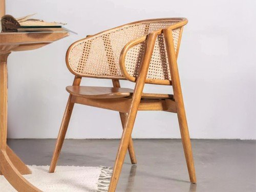 Sillón de comedor Cairo de madera maciza y esterilla con apoyabrazos