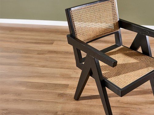 Silla de comedor Capitol con apoyabrazos y estructura de madera