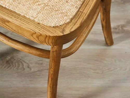 Silla de comedor Catedral con estructura de madera y esterilla